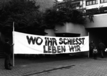 Protest gegen den lärmerzeugenden und alpenzerstörenden Panzerhaubitzenbetrieb im Linthgebiet 1991